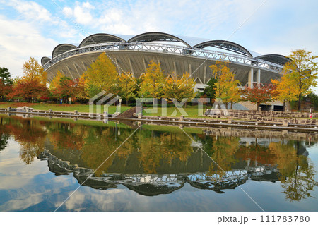紅葉の新潟スタジアム(新潟県) 紅葉の新潟スタジアム(新潟県) 111783780
