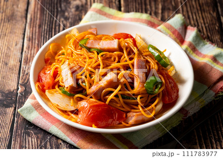 喫茶店で食べるナポリタンのイメージ 111783977