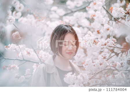 桜を見る若い女性 桜を見る若い女性 111784004