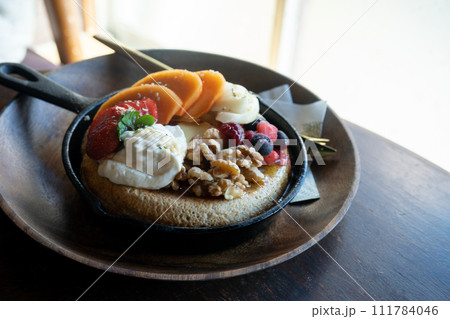 フルーツたっぷりのパンケーキ フルーツたっぷりのパンケーキ 111784046