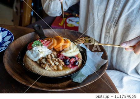 パンケーキを食べる女性 パンケーキを食べる女性 111784059