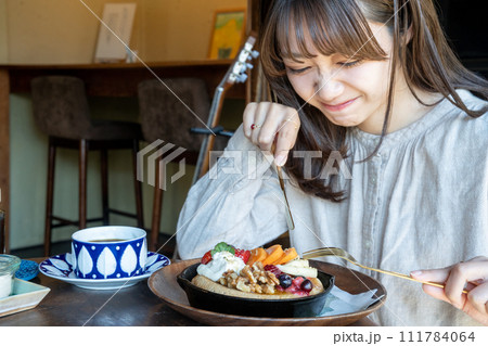 パンケーキを食べる女性 パンケーキを食べる女性 111784064