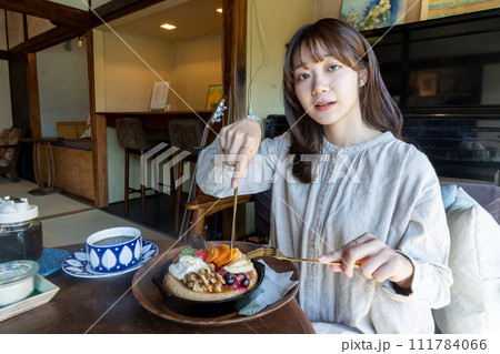 パンケーキを食べる女性 パンケーキを食べる女性 111784066