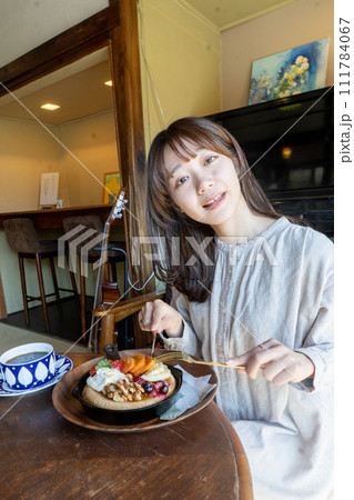 パンケーキを食べる女性 パンケーキを食べる女性 111784067