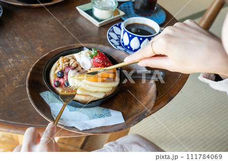 パンケーキを食べる女性 パンケーキを食べる女性 111784069