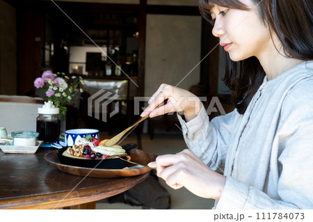 パンケーキを食べる女性 111784073
