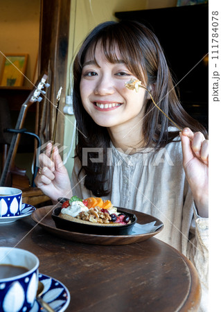 パンケーキを食べる女性 パンケーキを食べる女性 111784078