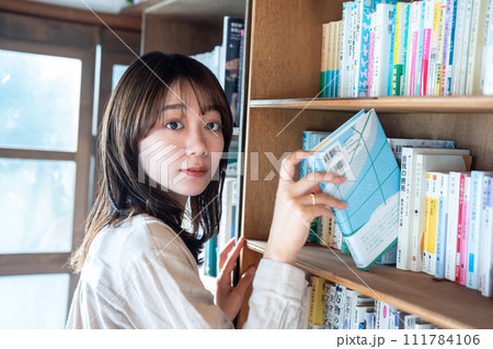 本を手に取る女性 本を手に取る女性 111784106