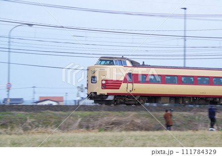 山陰本線を駆け抜ける381系特急やくも号 111784329