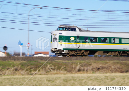 山陰本線を駆け抜ける381系特急やくも号 111784330