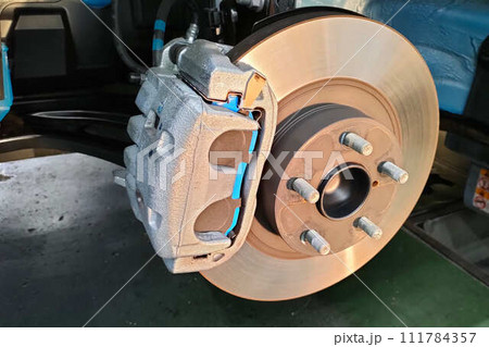【自動車メンテナンス】自動車のブレーキ構造のクローズアップ 【自動車メンテナンス】自動車のブレーキ構造のクローズアップ 111784357