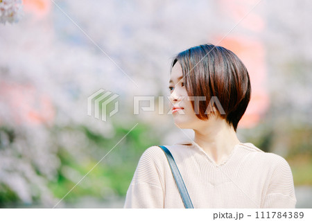 春の京都観光で桜を見る若い女性 111784389