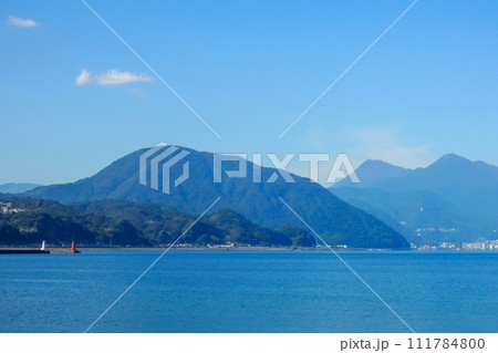 高崎山と別府湾と市街地 111784800