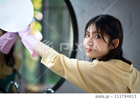 洗面所の鏡を掃除する主婦の家事イメージ 111784813