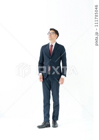 スーツ姿のミドル男性ビジネスマン 111785046
