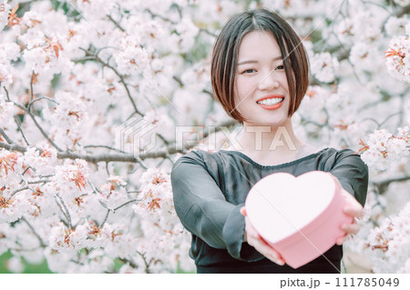 桜 プレゼント若い女性 111785049