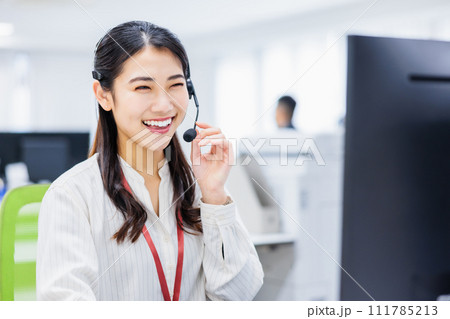 コールセンターで働く若い女性 コールセンターで働く若い女性 111785213