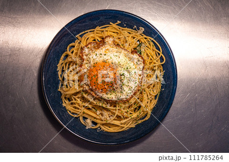 目玉焼き乗せパスタ 目玉焼き乗せパスタ 111785264