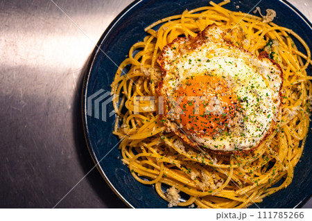 目玉焼き乗せパスタ 目玉焼き乗せパスタ 111785266