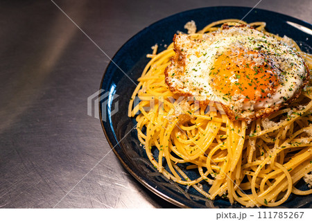 目玉焼き乗せパスタ 目玉焼き乗せパスタ 111785267