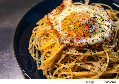 目玉焼き乗せパスタ 111785268