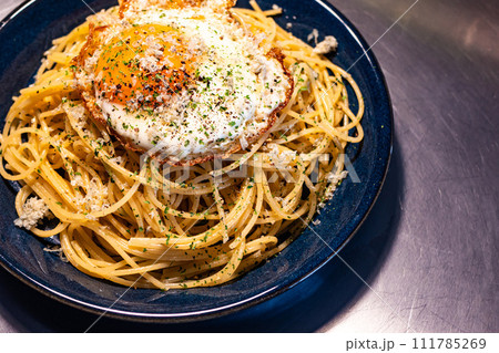 目玉焼き乗せパスタ 目玉焼き乗せパスタ 111785269
