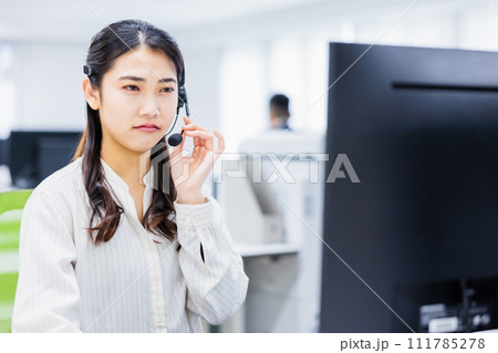 コールセンターでクレームを受けるオペレーター 111785278