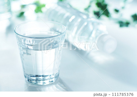 グラスに入ったミネラルウォーターとペットボトル 111785376