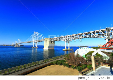 【香川県】快晴の瀬戸大橋（瀬戸大橋記念公園） 111786016