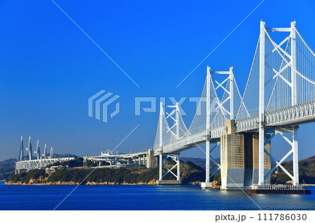 【香川県】快晴の瀬戸大橋（瀬戸大橋記念公園） 111786030