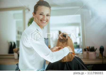 woman hairdresser in modern beauty salon 111786081