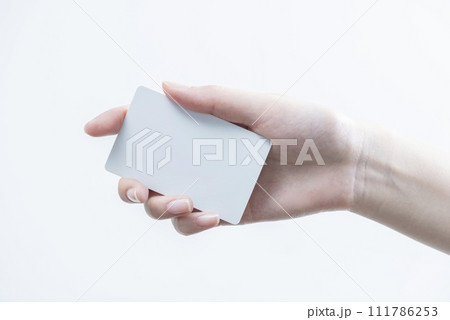 カードを持った女性の手2 カードを持った女性の手2 111786253
