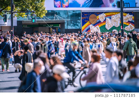 日本の東京都市景観 危険運転自転車増加…コロナ禍前のように賑わう渋谷…マ姿、減少へ=18日 日本の東京都市景観 危険運転自転車増加…コロナ禍前のように賑わう渋谷…マ姿、減少へ=18日 111787185