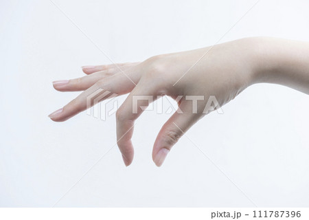 小さいものを持つ女性の手5 111787396