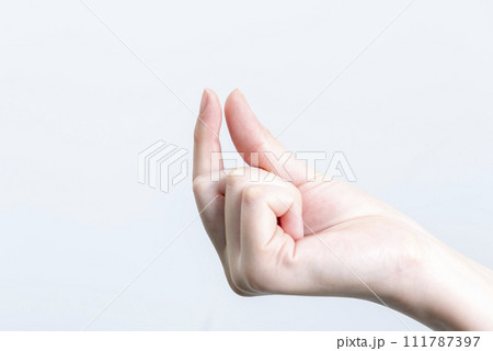 小さいものを持つ女性の手6 111787397