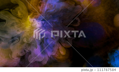 黒い背景に浮かび上がる弾ける花のような水の波紋。水彩抽象背景画像。 111787584