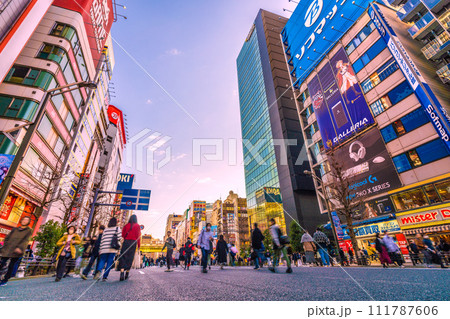 日本の東京都市景観 外国人観光客らで賑わう秋葉原の歩行者天国などを望む…＝令和6年2月18日 111787606