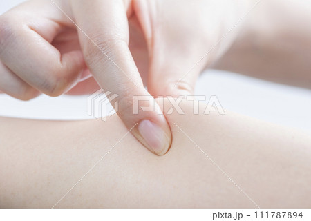 皮ふを摘む女性の指先2 皮ふを摘む女性の指先2 111787894