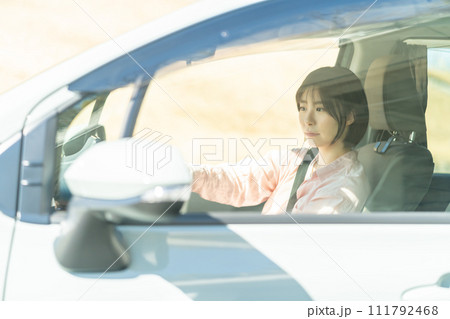 車の運転をする女性 運転中の女性 車の運転をする女性 運転中の女性 111792468