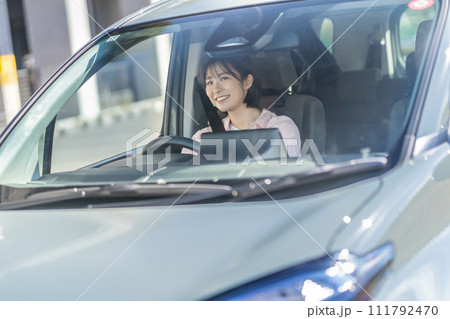 車の運転をする女性 運転中の女性 車の運転をする女性 運転中の女性 111792470