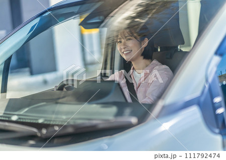 車の運転をする女性　運転中の女性 111792474