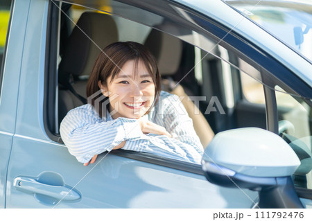 車の運転をする女性 運転中の女性 車の運転をする女性 運転中の女性 111792476