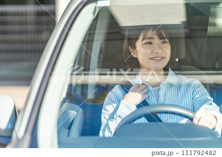 車の運転をする女性　運転中の女性 111792482