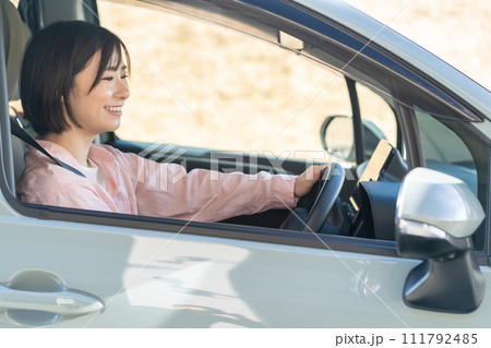 車の運転をする女性 運転中の女性 車の運転をする女性 運転中の女性 111792485