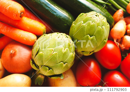 木目テーブルの上の野菜　俯瞰撮影 111792903