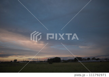 美しい夕焼けの空 111792971