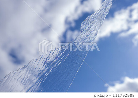 青空と薄氷を持つ手 111792988