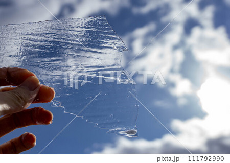 青空と薄氷を持つ手 青空と薄氷を持つ手 111792990
