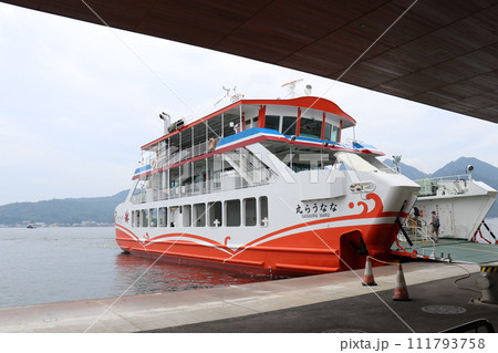 広島県、宮島の風景、厳島神社、工事中の大鳥居、鹿と遊ぶ女の子、参拝する親子 111793758