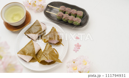 桜と春の和菓子イメージ｜桜餅と草団子と緑茶 111794931